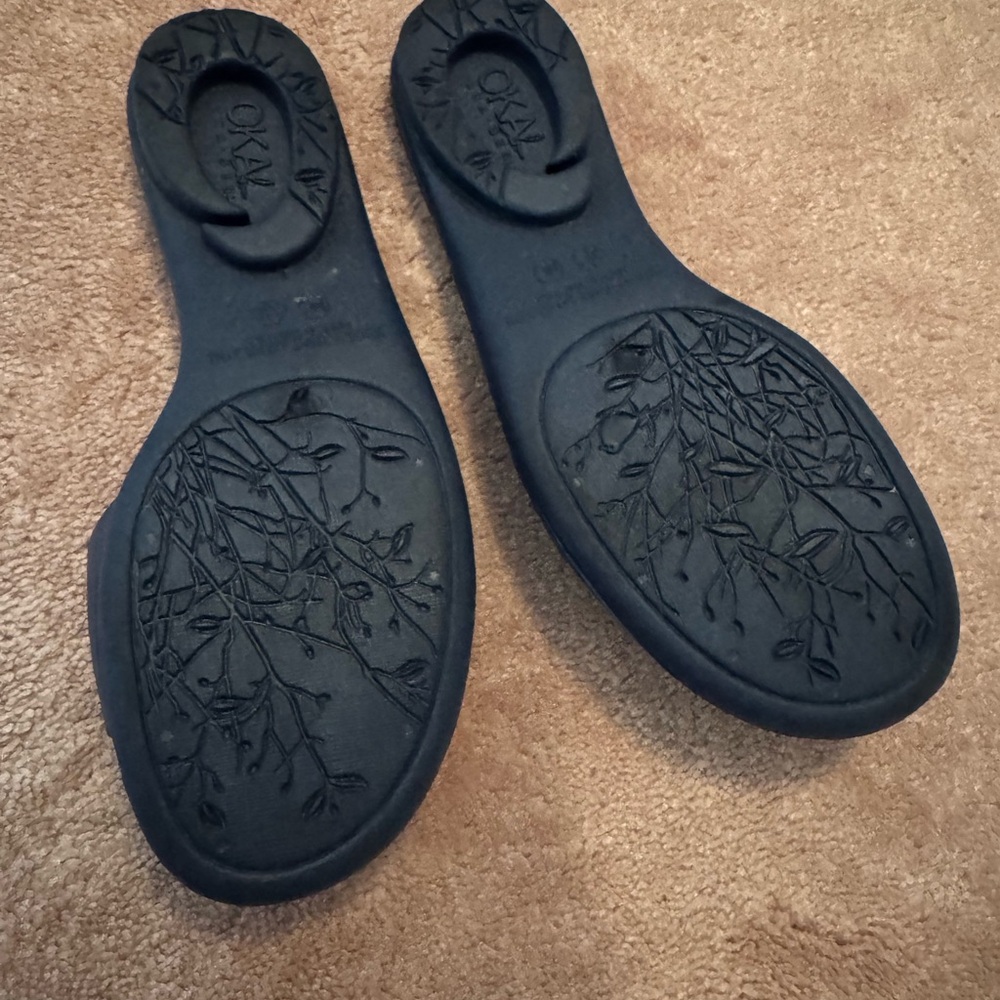 OKA b. NAVY Sandals with White Patterned Bow - Picture 3 of 5
